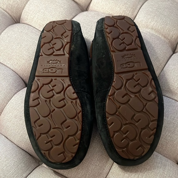 UGG Size 6 Dakota Slipper in Black - Picture 4 of 12